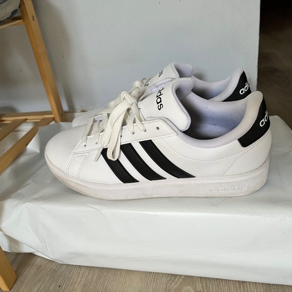 Womens size 9 Adidas - Picture 1 of 3